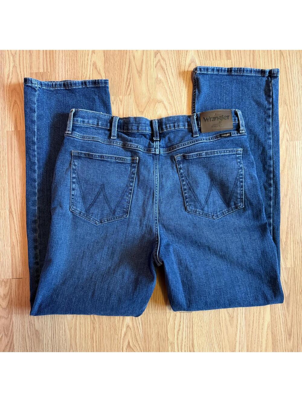 Wrangler Blue Jeans Relaxed Boot Cut Mens Size 36x32